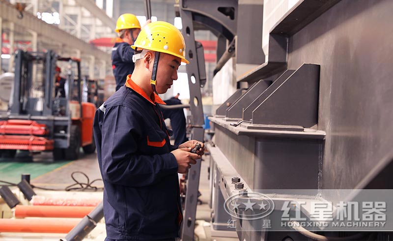 工人正在檢測機(jī)器